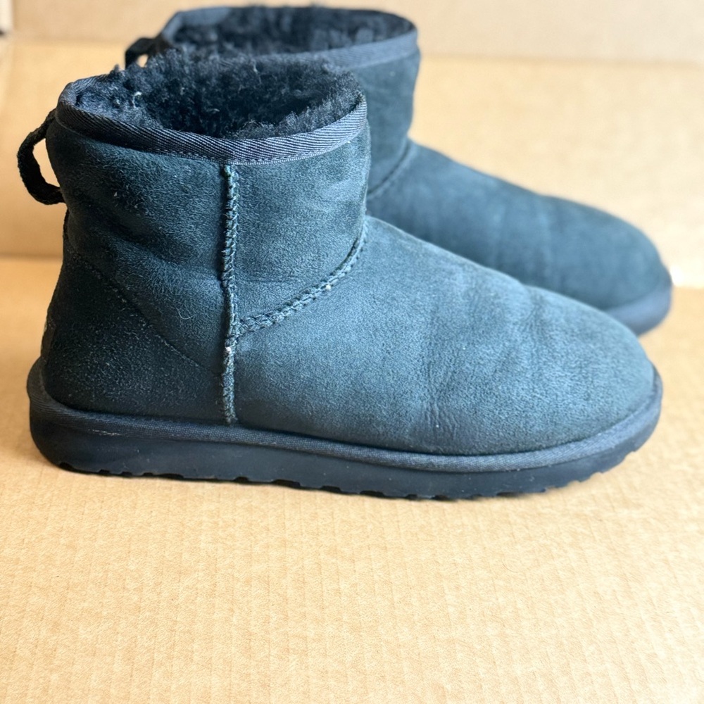 UGG Classic Mini Black Womens Boot Size 8
